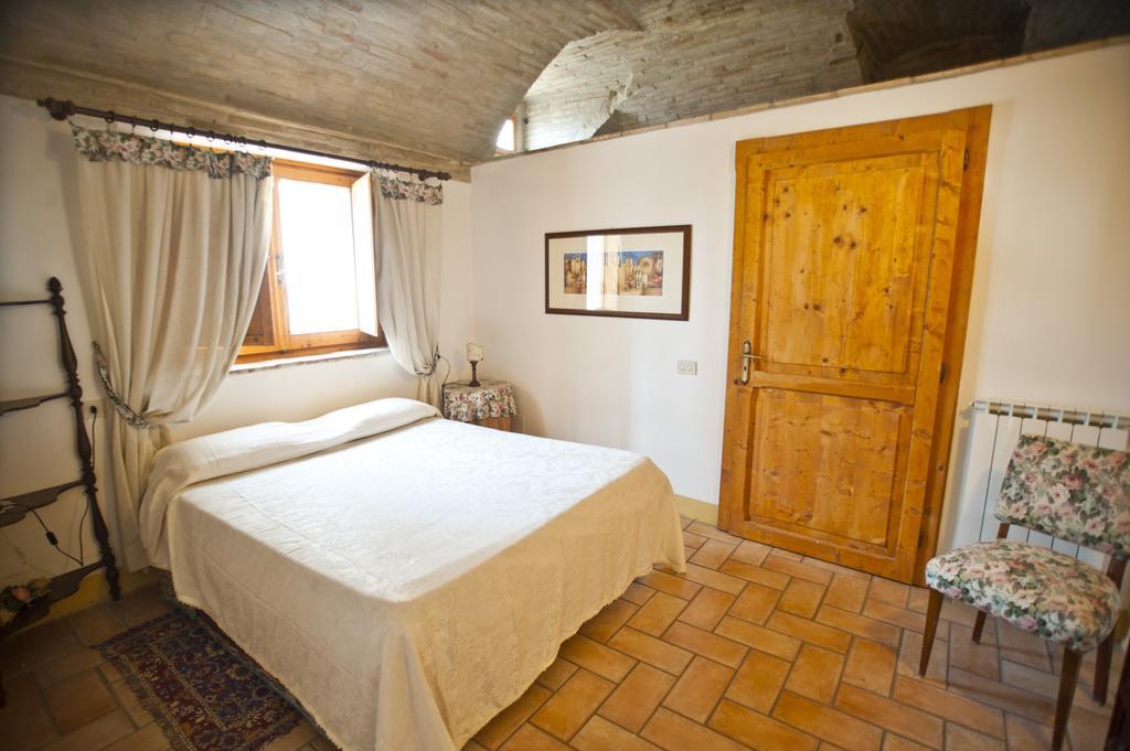 Casa Castellina Pensionat Foligno Værelse billede